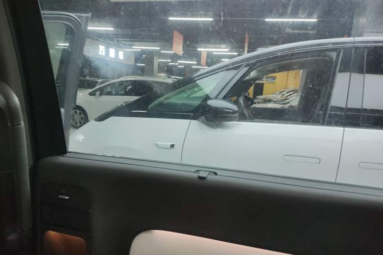 Used Li Auto MEGA 2024 Ultra Model
