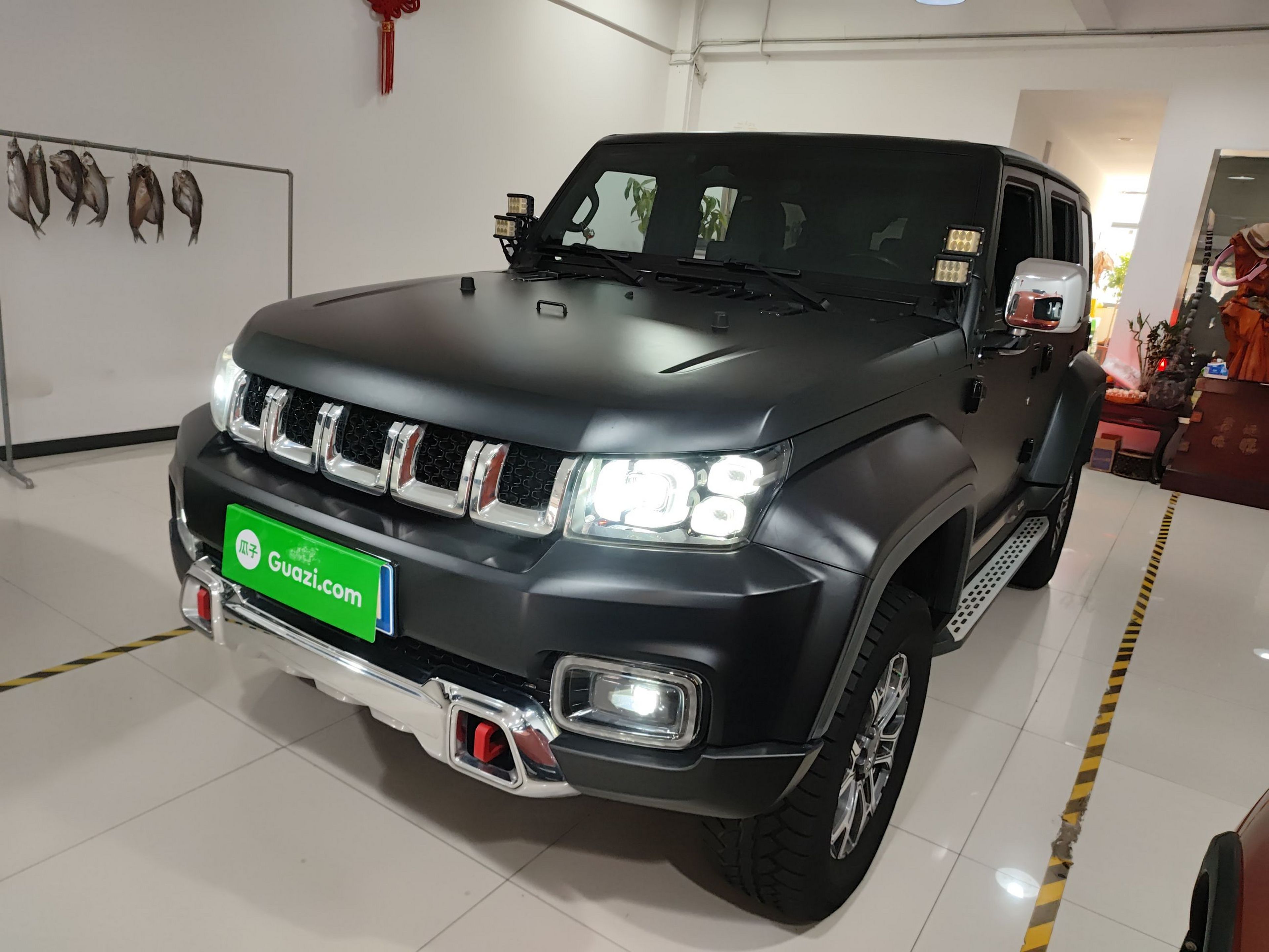 تحت مقدمة السيارة