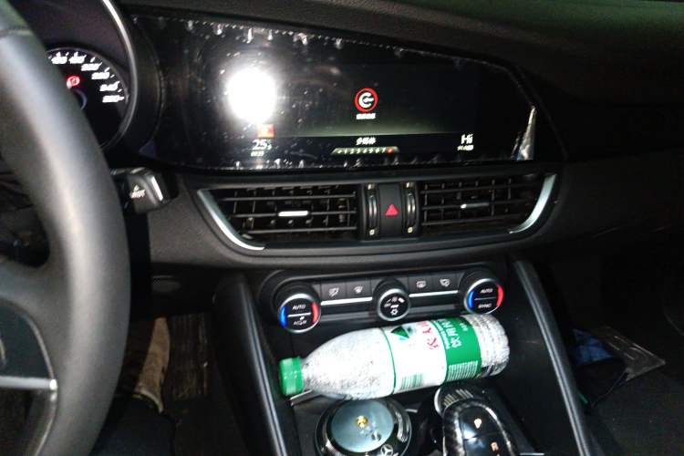 Used Alfa Romeo Giulia 2017 2.0T 200HP Luxury Edition
