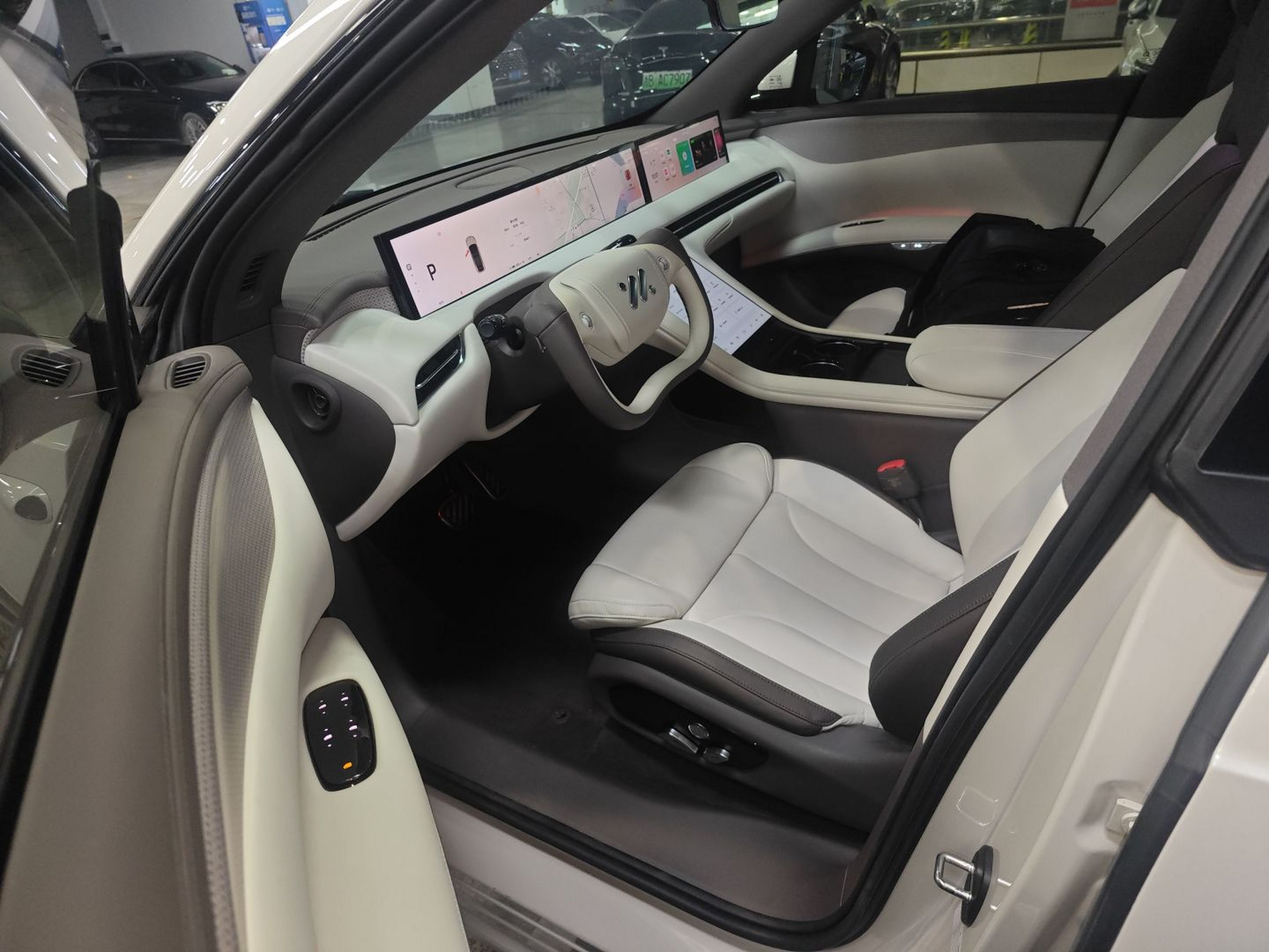 المقاعد الأمامية داخل السيارة