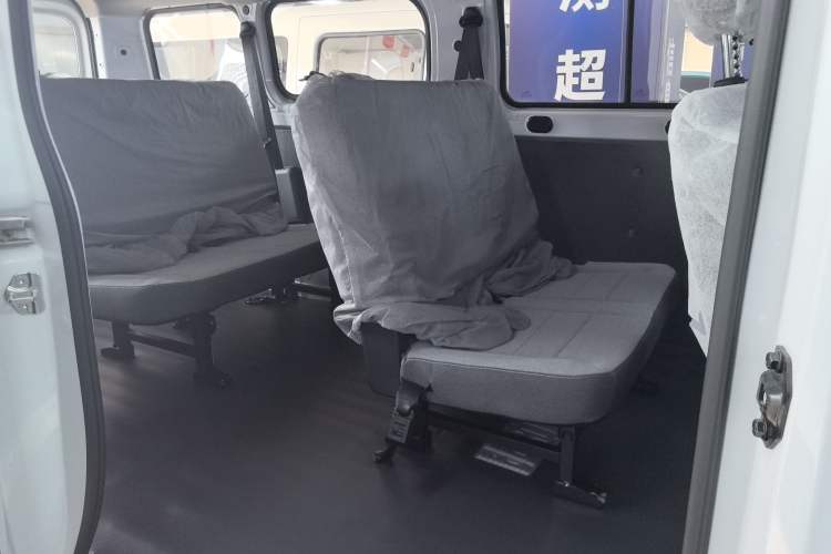 Used Wuling Yangguang 2024 300KM Comfort Version Passenger Van 75kW
