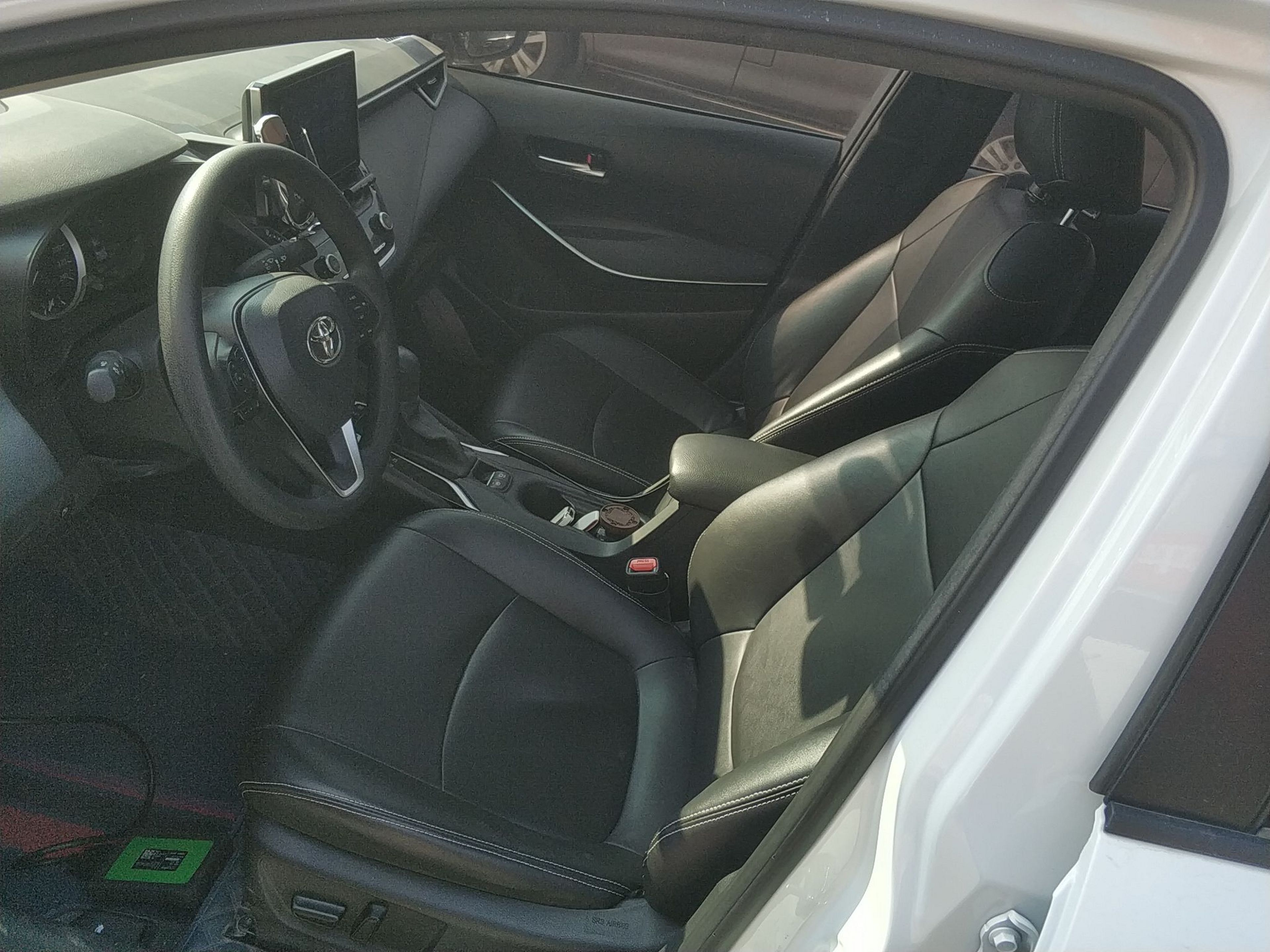 المقاعد الأمامية داخل السيارة