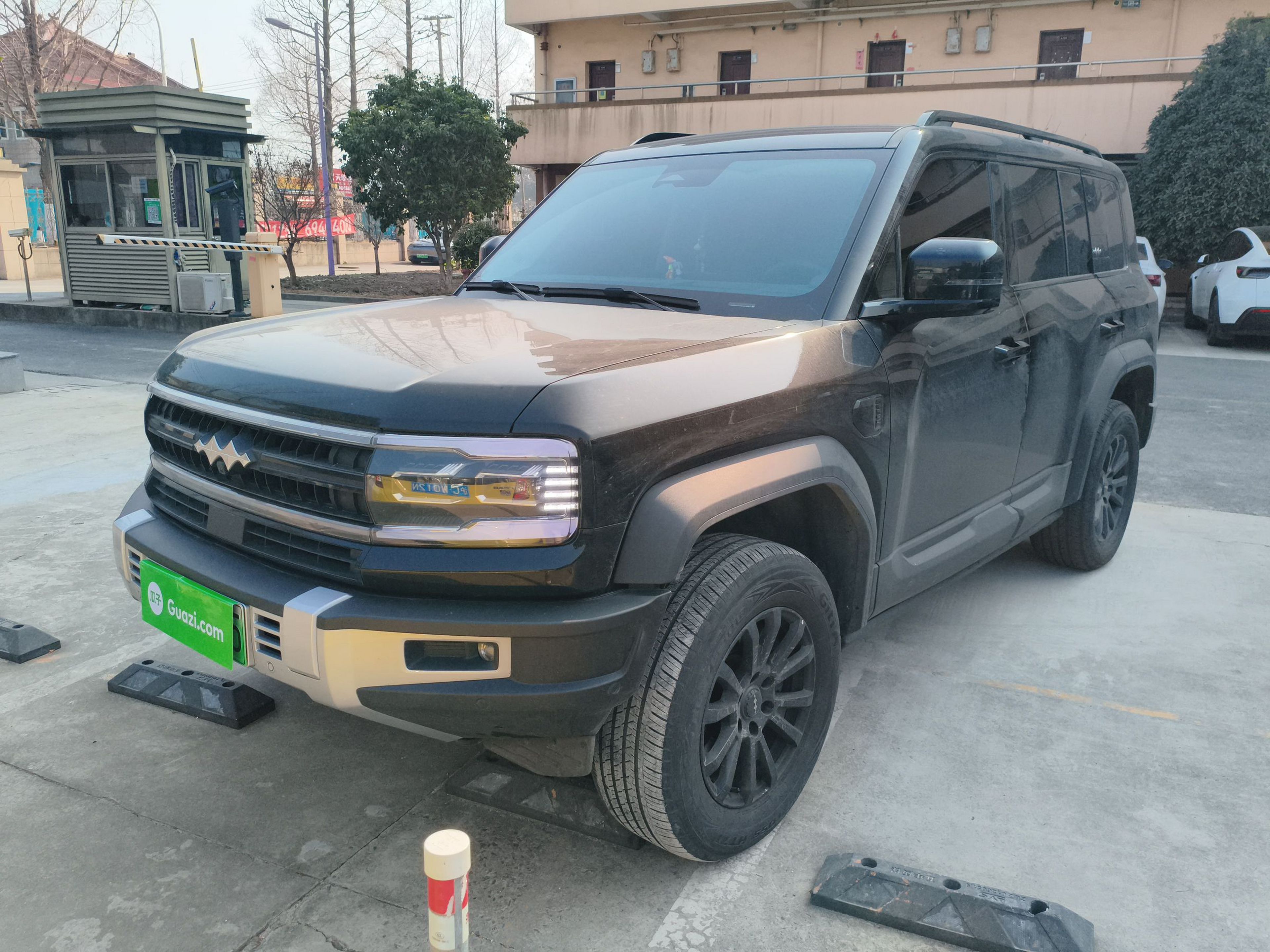 Под передней частью автомобиля