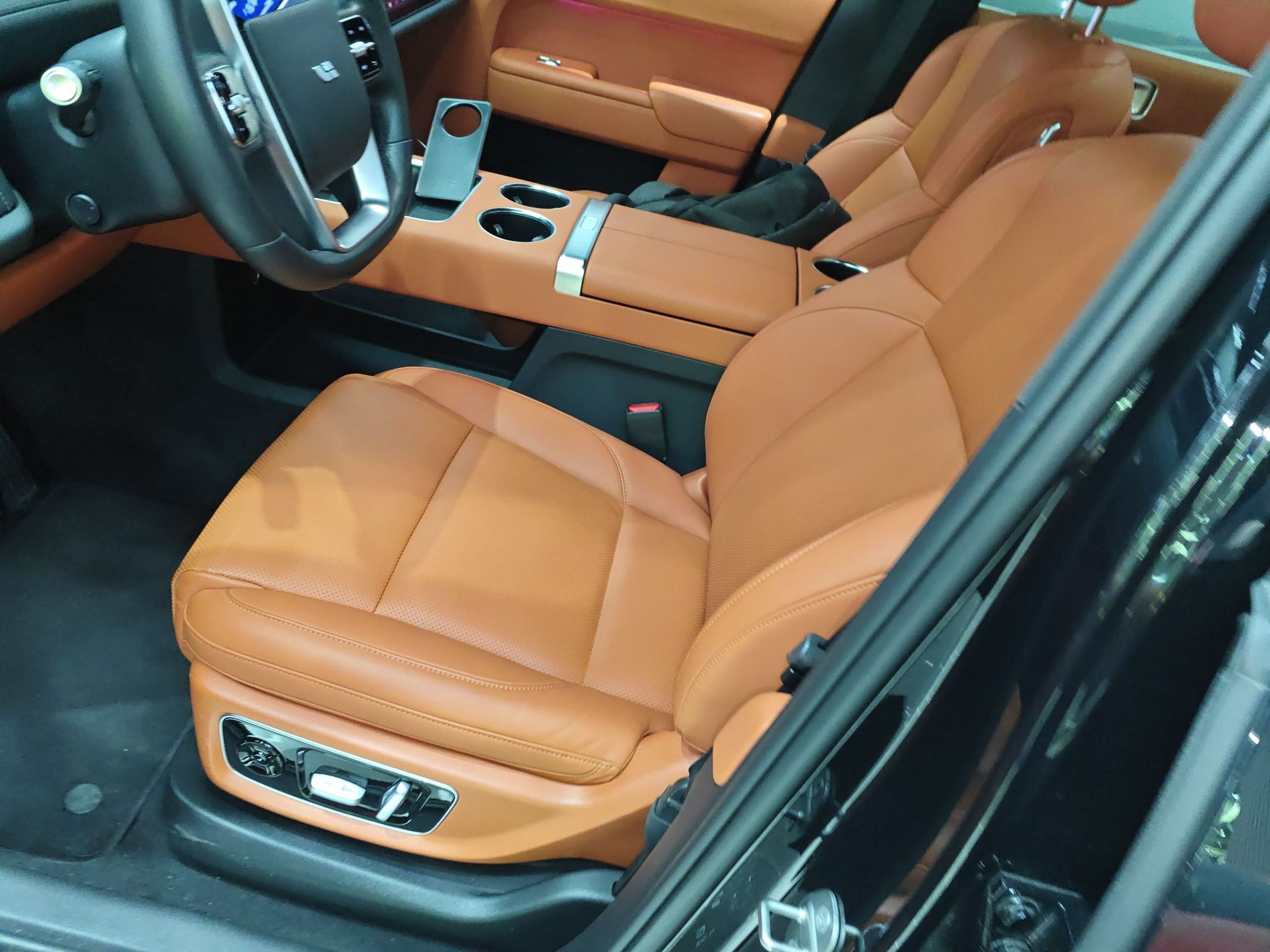 المقاعد الأمامية داخل السيارة