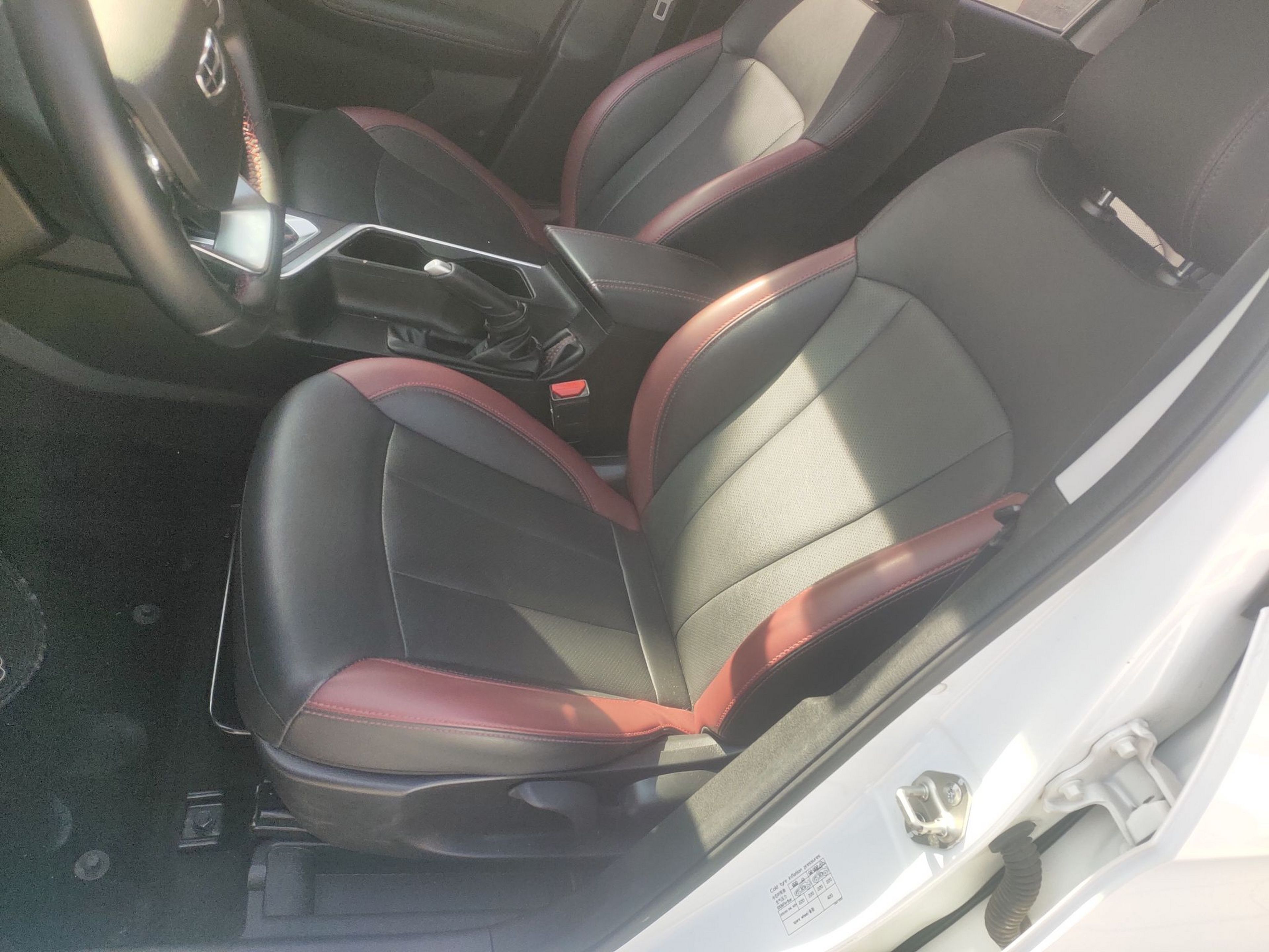 المقاعد الأمامية داخل السيارة