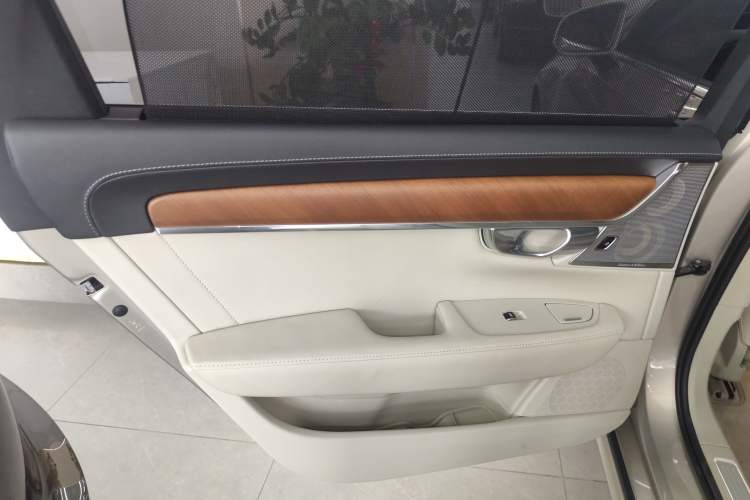 Used Volvo S90 New Energy 2019 T8 E-Drive Hybrid Honor Edition 3 Seats China VI Standard
