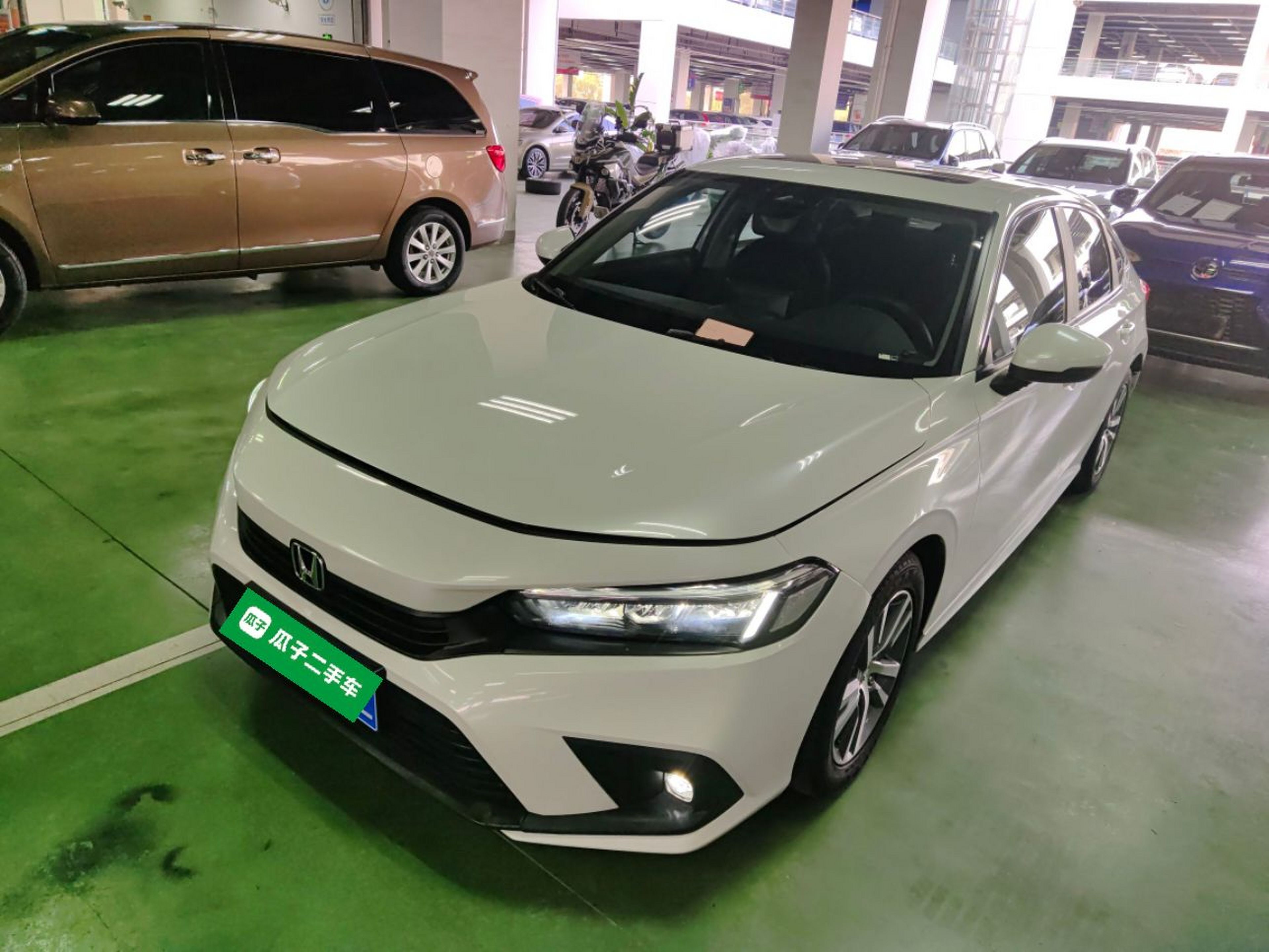 Под передней частью автомобиля