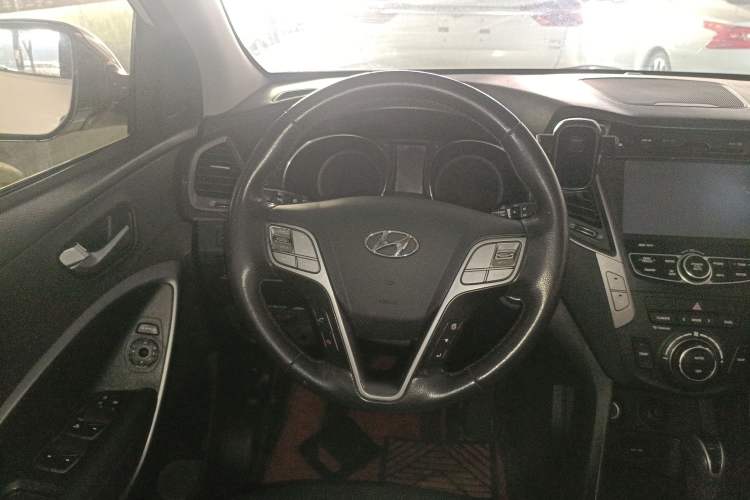 Used Hyundai Santa Fe 2015 2.0T Automatic Two-Wheel Drive Smart Version 5 Seats