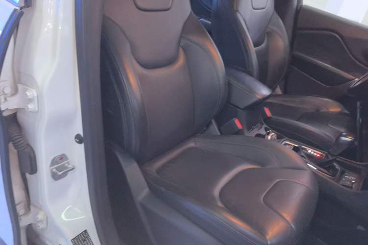 Used  Cherokee 2019 2.0T Two-Wheel Drive Smart Enjoyment Version China V
