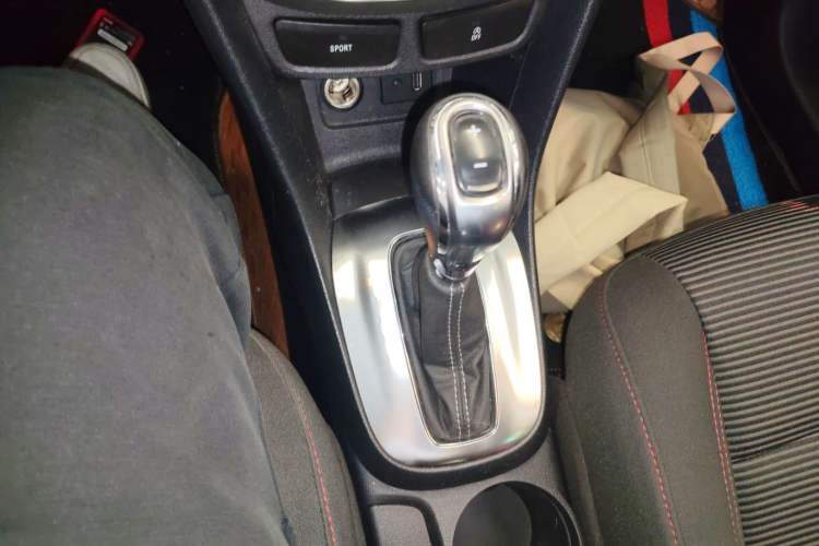 Used Buick Encore 2015 1.4T Automatic Two-Wheel Drive Urban Elite Version
