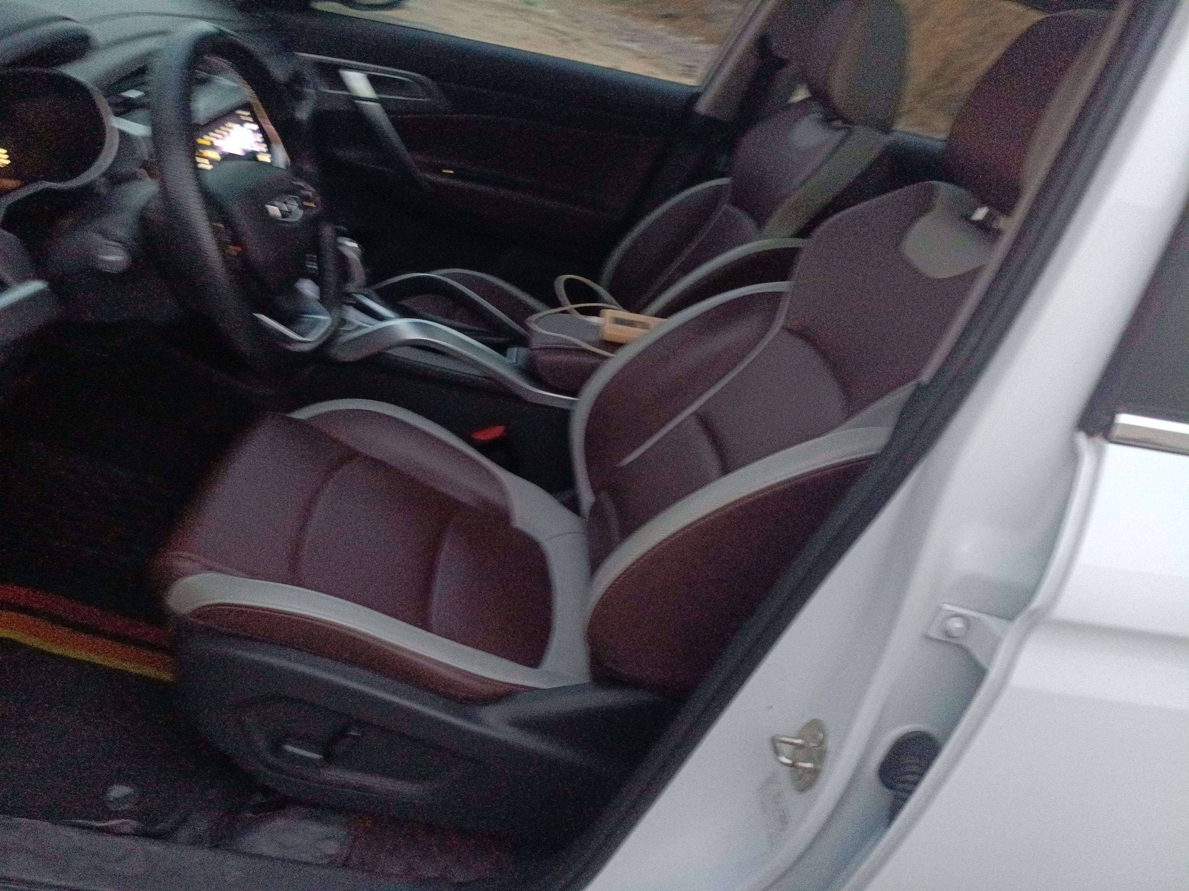 Переднее сиденье в автомобиле