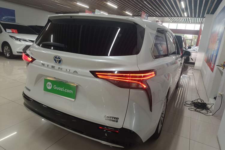 Used Toyota Sienna 2023 2.5L Hybrid Deluxe Edition

