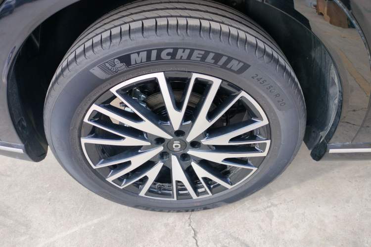 Used  Q07 2025 215 Flagship PLUS
