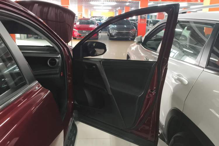 Used Toyota RAV4 2016 2.0L CVT Two-Wheel Drive Fashion Edition China V Standard
