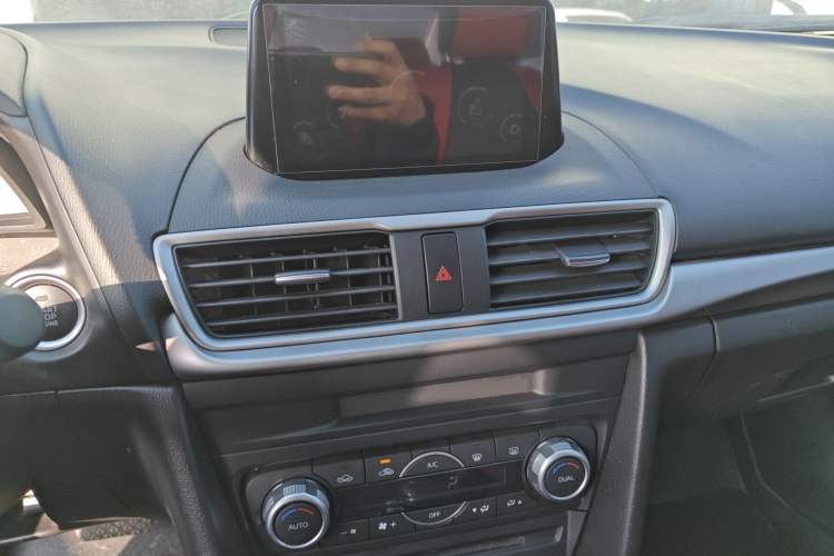 Used Mazda Mazda 3 Axela 2019 Cloud-Controlled Sedan 1.5L Automatic Luxury Model China VI Standard
