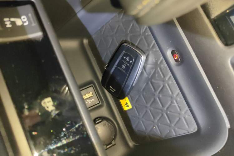 Used Toyota RAV4 2023 2.0L CVT Two-Wheel Drive 20th Anniversary Platinum Edition
