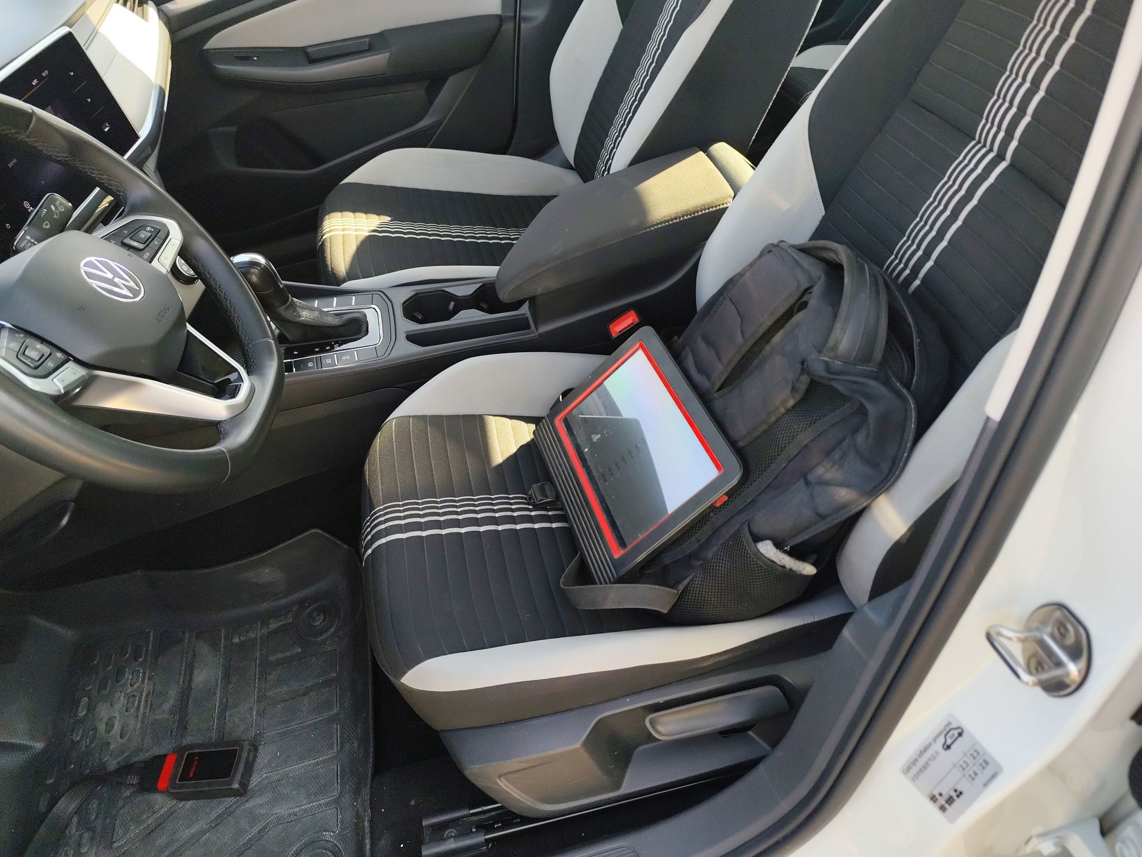 المقاعد الأمامية داخل السيارة