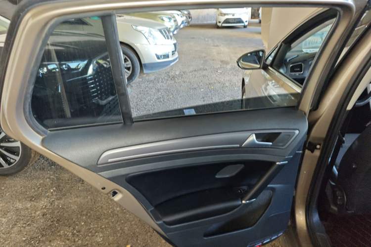 Used Volkswagen Golf 2017 1.6L Automatic Comfort Million-Vehicle Anniversary Edition
