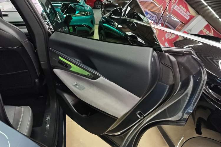 Used Lynk & Co 08 EM-P 2025 220 km All-Wheel-Drive Performance Halo
