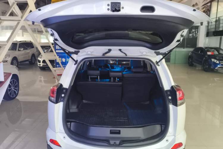 Used Toyota RAV4 2019 2.0L CVT Two-Wheel Drive Luxury Version China VI Standard