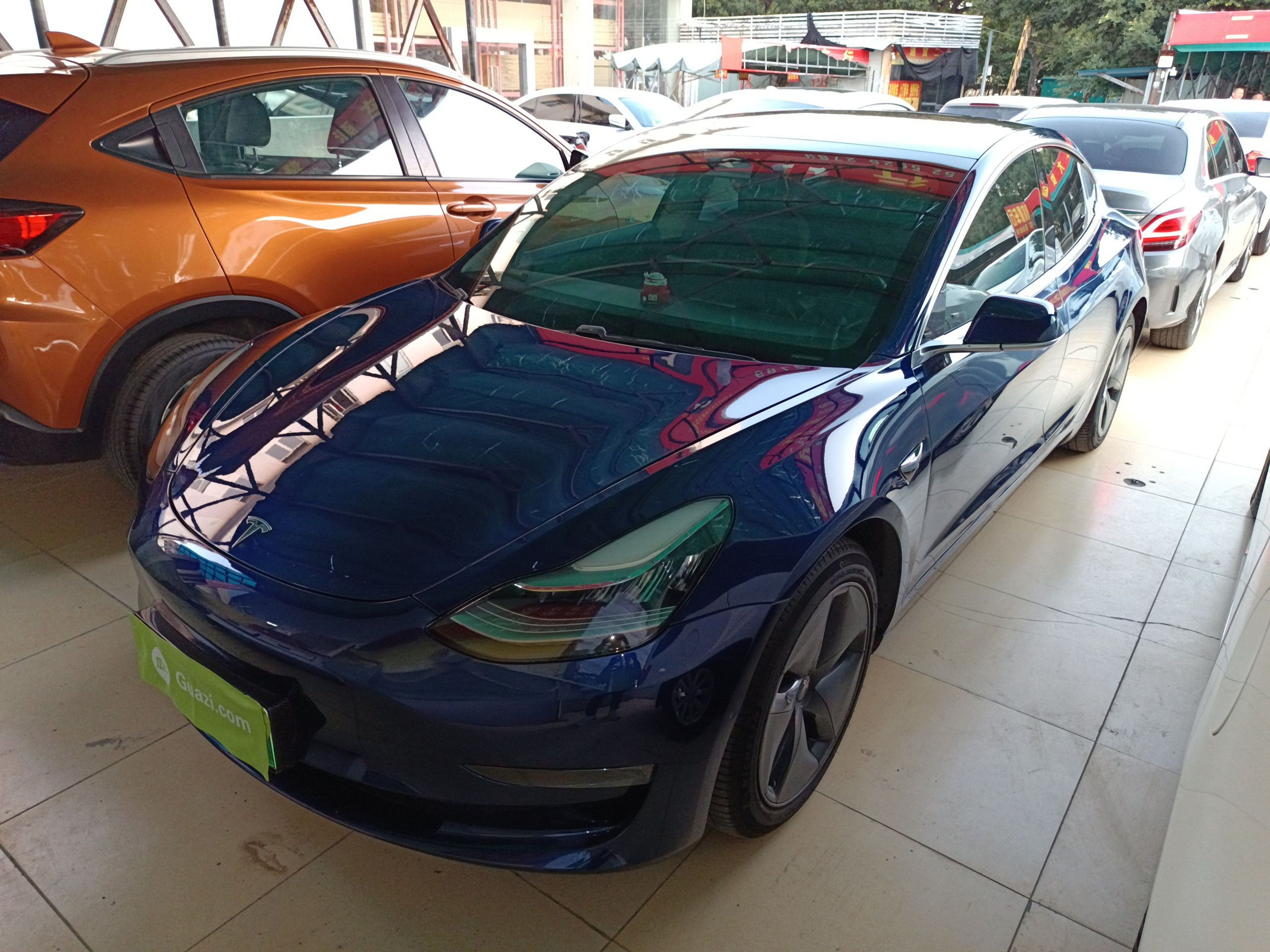 Под передней частью автомобиля