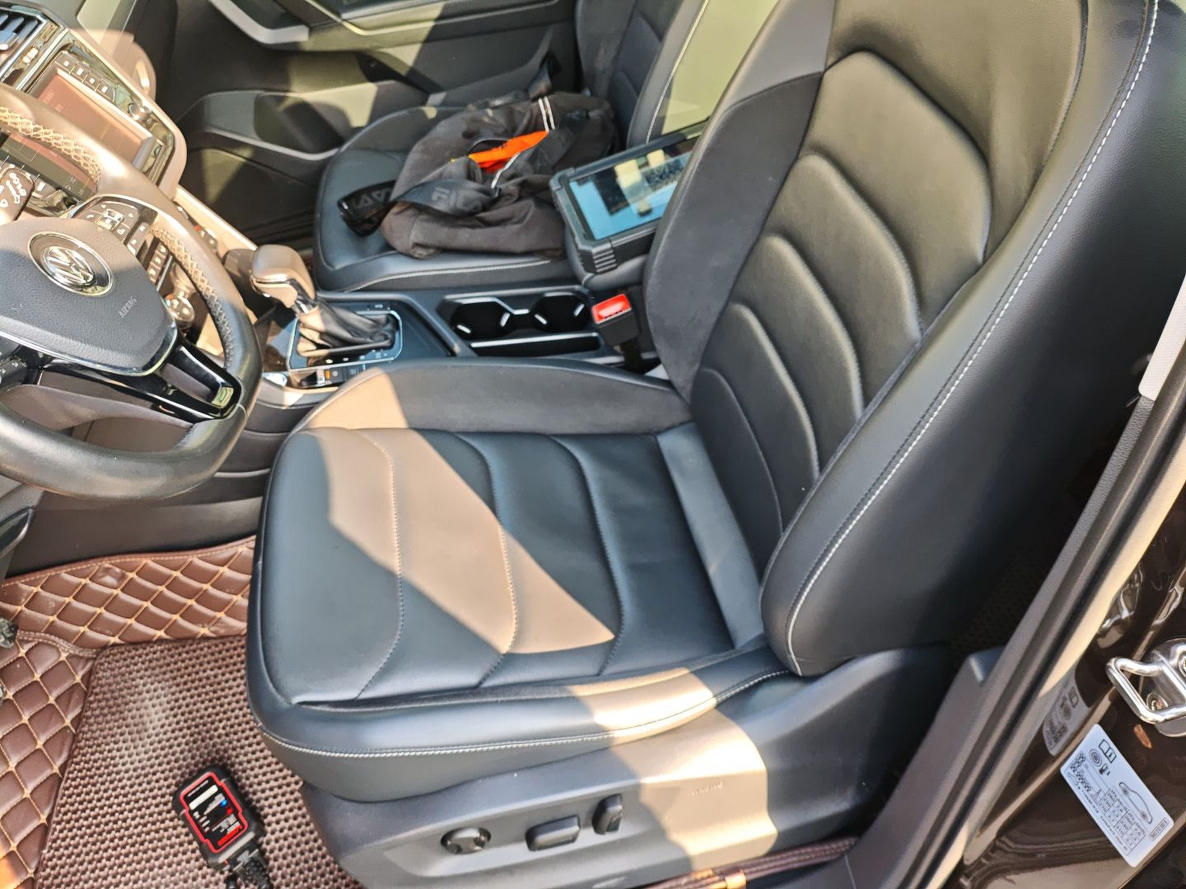 المقاعد الأمامية داخل السيارة