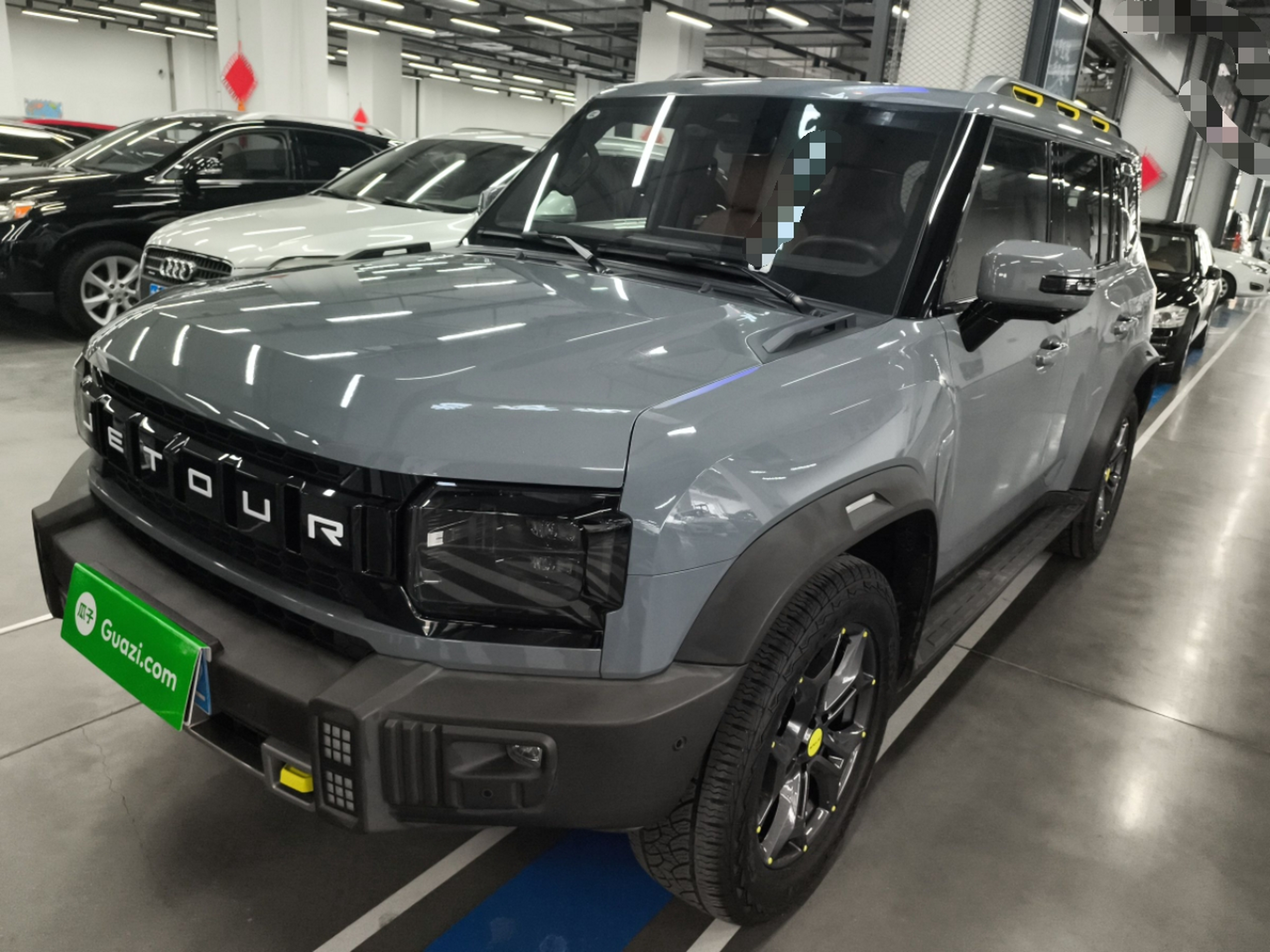 تحت مقدمة السيارة