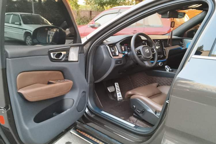 Used Volvo XC60 2023 B5 4x4 Smart Luxury Edition