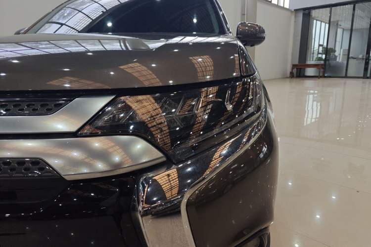 Used Mitsubishi Outlander 2019 2.4L 4x4 Zhi Xiang Edition 7 Seats China V Emission Standard
