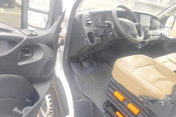 Used Iveco Eurocargo 2021 2.0T Manual Super-Rui Short Wheelbase Low-Roof Side-Hinged Door F1A
