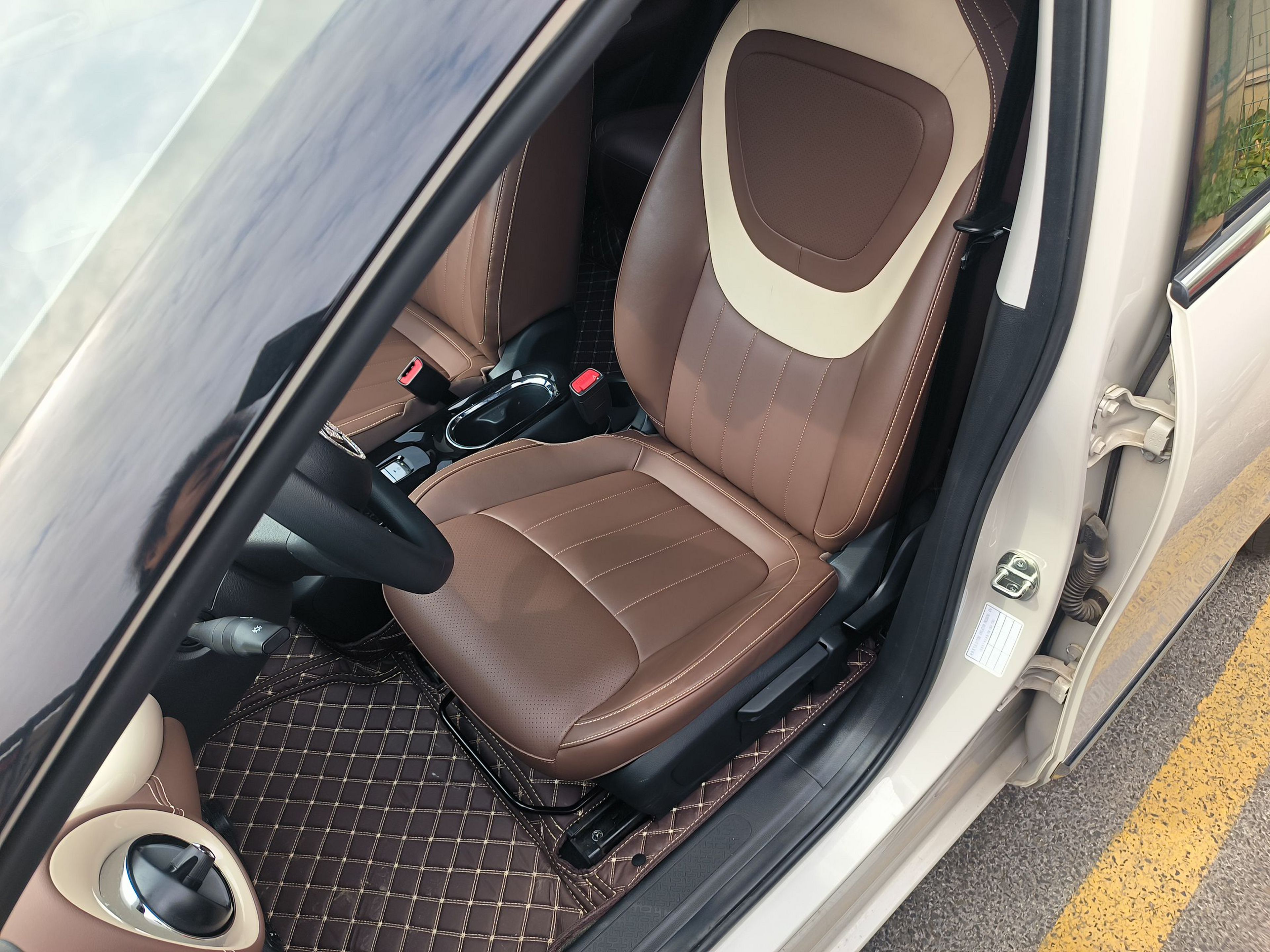 المقاعد الأمامية داخل السيارة