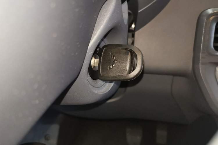 Used Wuling Yangguang 2024 300KM Comfort Version Passenger Van 75kW