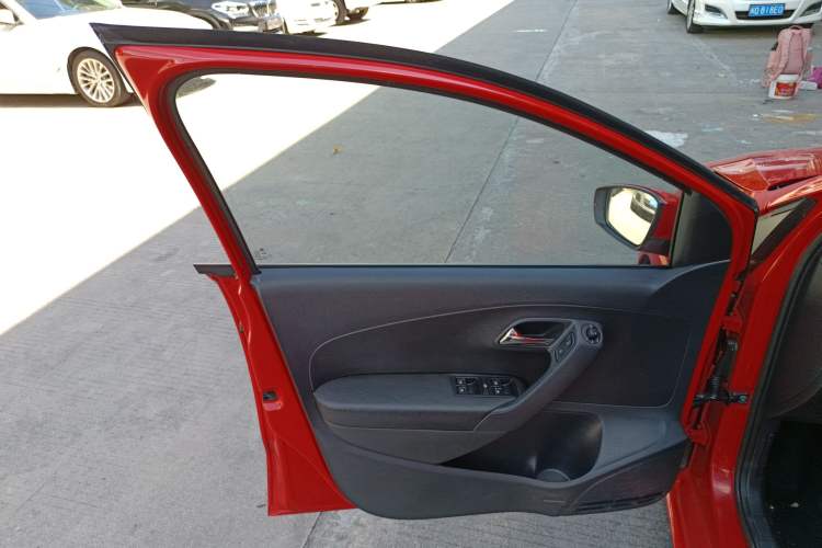 Used Volkswagen Polo 2016 1.6L Automatic Comfort Model
