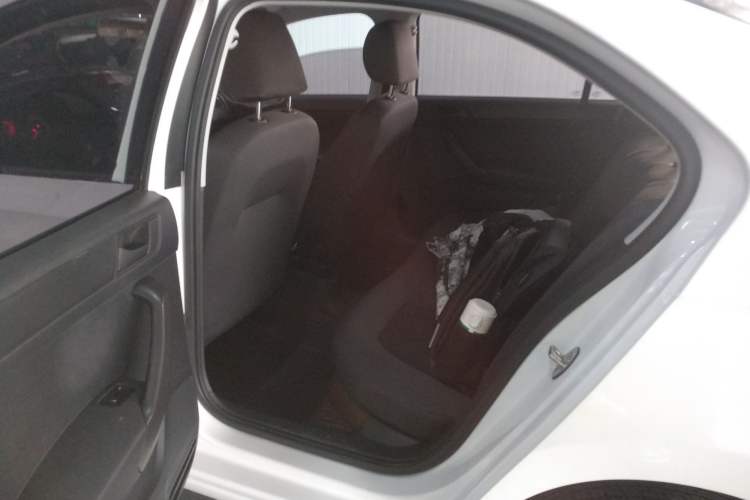 Used Volkswagen Santana 2015 1.6L Manual Fashion Edition
