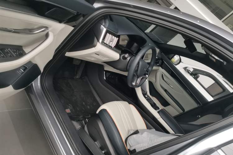 Used BYD Song PLUS New Energy 2024 HONOR Edition DM-i 110km Flagship PLUS
