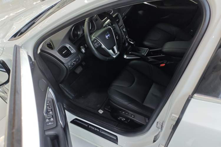 Used Volvo V40 2015 1.6T Zhiya Edition