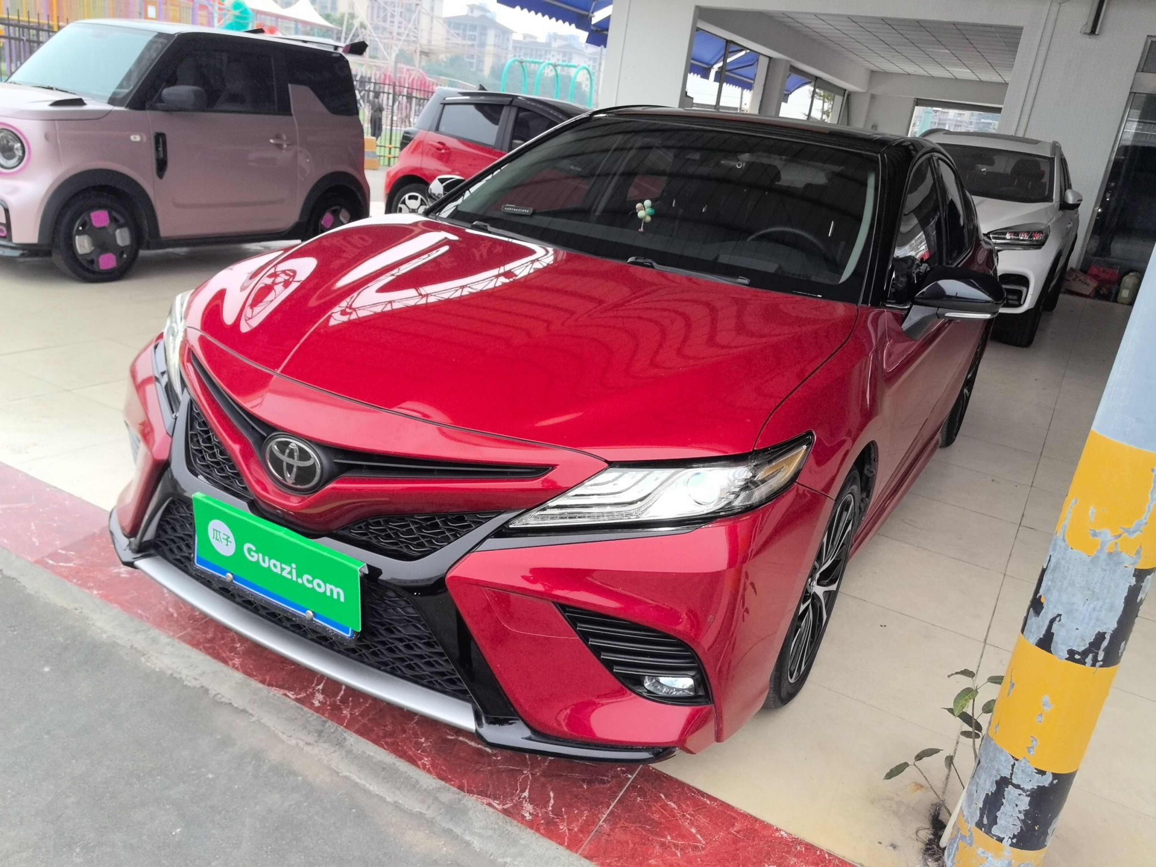 Под передней частью автомобиля