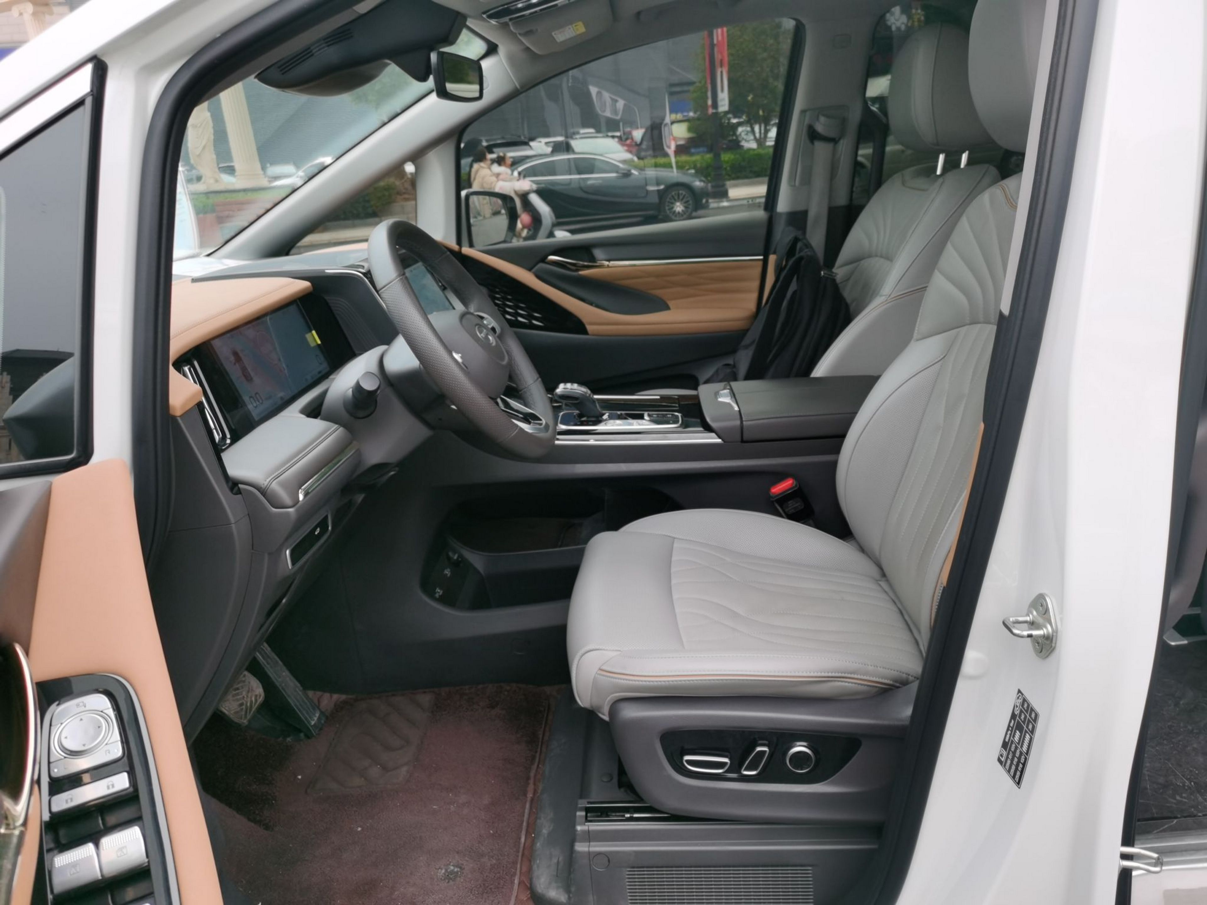 Переднее сиденье в автомобиле