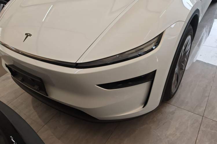 Used Tesla Model Y L 2025 Long-Range All-Wheel-Drive Version
