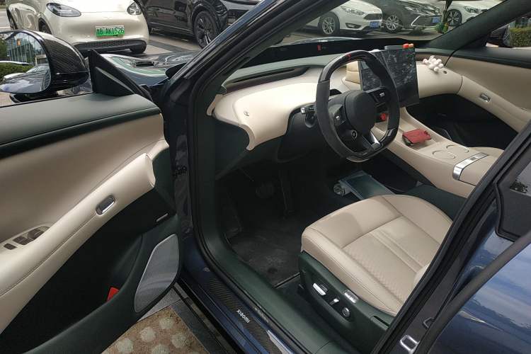 Used  YU7 2025 Ultra-Long Range High-Performance All-Wheel-Drive Max Edition
