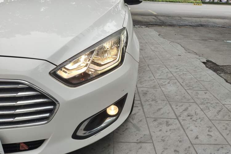 Used Ford Escort 2015 1.5L Automatic Fashion Model