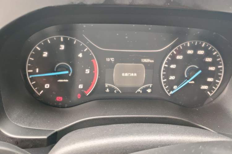 Used JMC Fushun 2025 2.0T 6MT Diesel Mid-Roof Mid-Height Commercial Multi-Purpose 7-Seater Passenger Vehicle
