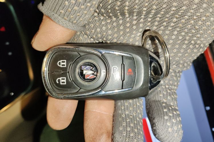 Used Buick GL8 2023 Facelifted Land Cruiser Executive Luxury Version
