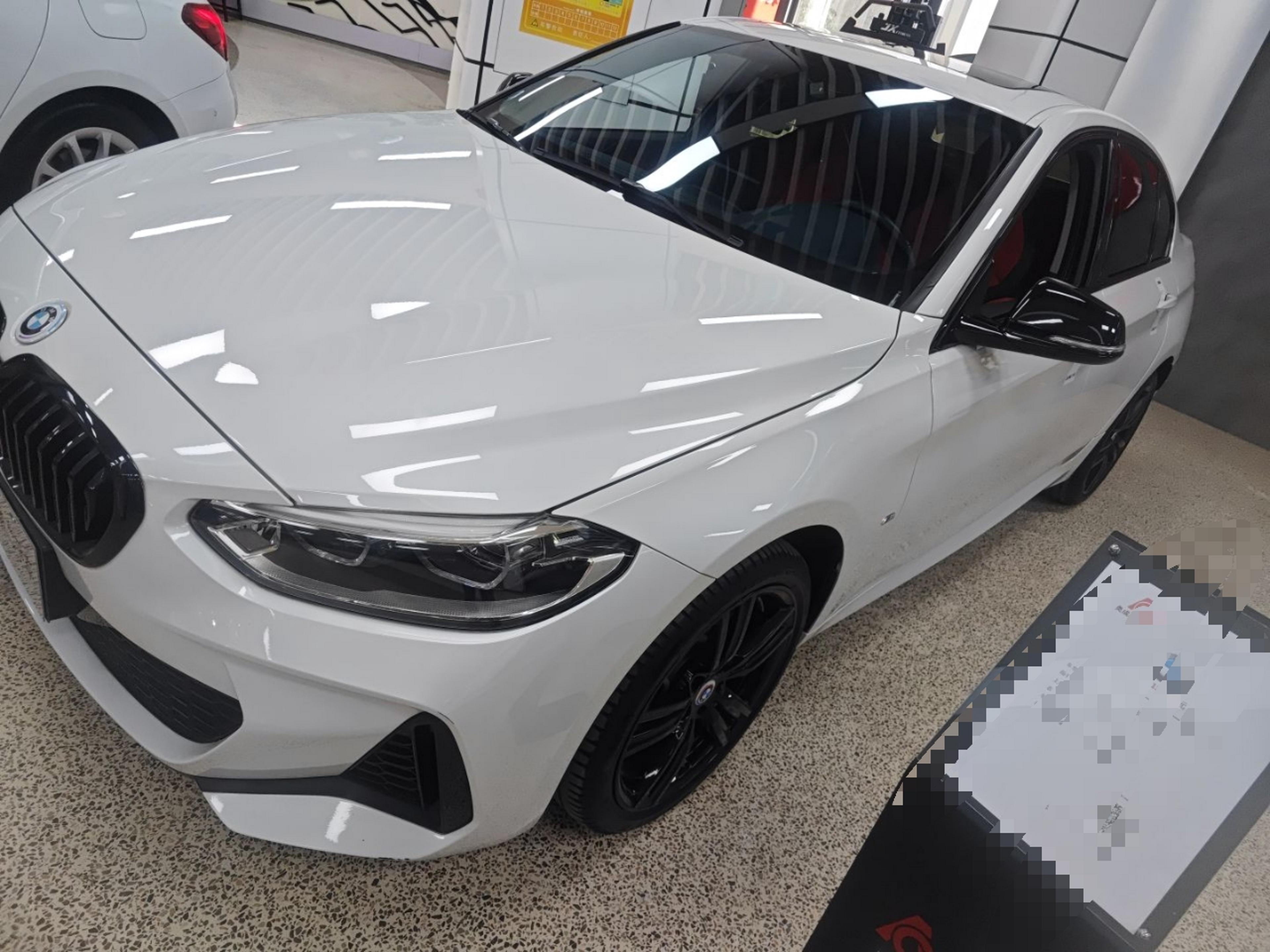 Под передней частью автомобиля