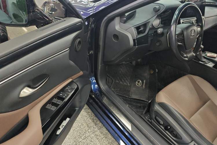 Used Lexus ES 2021 200 Excellence Edition
