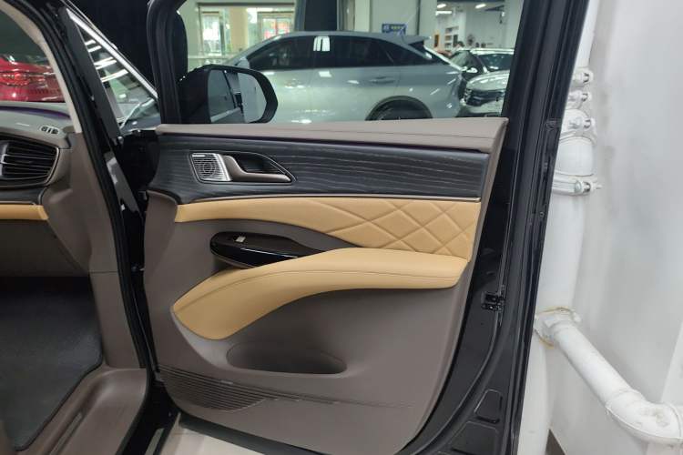 Used Denza D9 2024 EV 600 Four-Wheel-Drive Flagship Model
