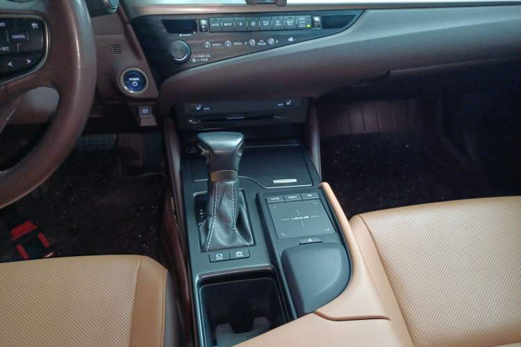 Used Lexus ES 2020 300h Premier Edition
