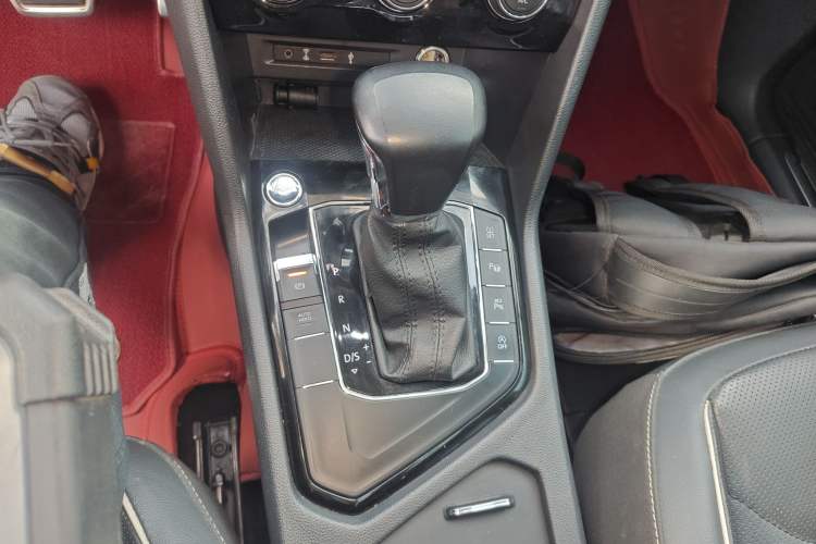 Used Volkswagen Tiguan L 2019 Restyled 330TSI Automatic Two-Wheel Drive R-Line Flagship Version China VI Standard