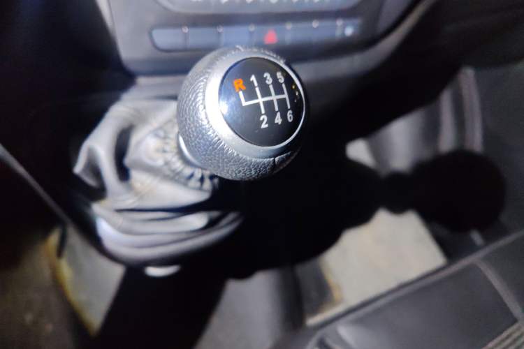 Used Foton Toano 2024 Tuyano Pro Multi-Function 2.0T Manual Rear-Drive Long Wheelbase Mid-Roof Design Single Rear Tire—Available in 5/6/7/9-Seater Configurations