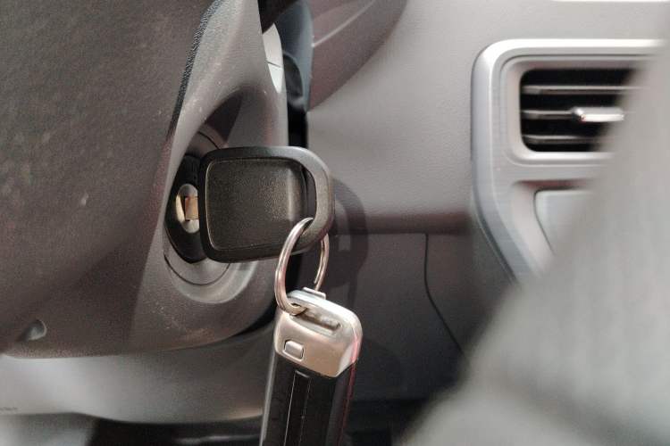 Used Wuling Yangguang 2024 300KM Comfort Version Passenger Van 75kW